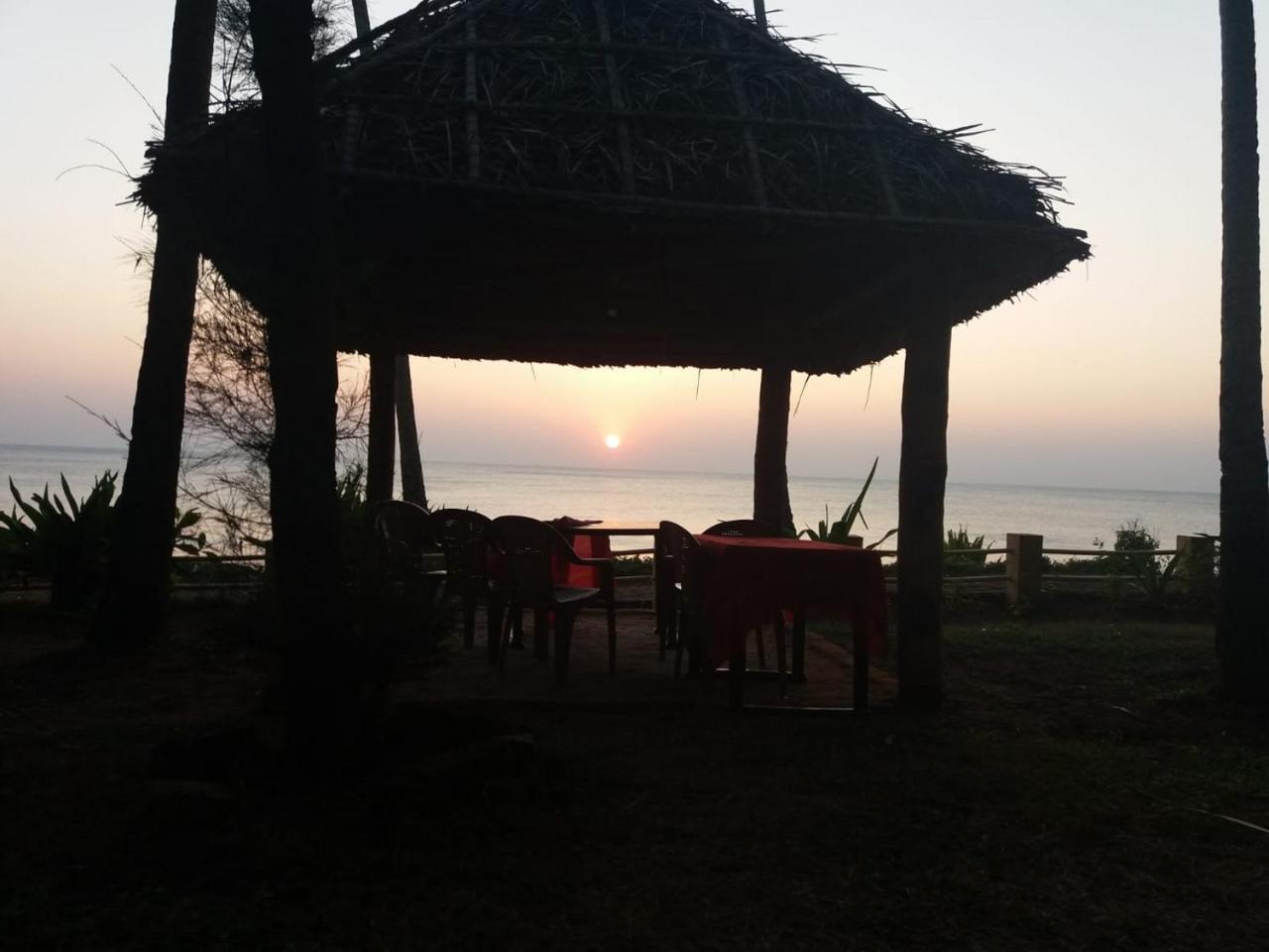 Sukriti Beach Resort Varkala Buitenkant foto