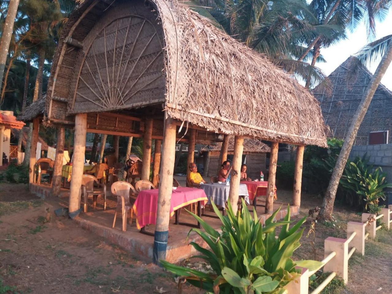 Sukriti Beach Resort Varkala Buitenkant foto